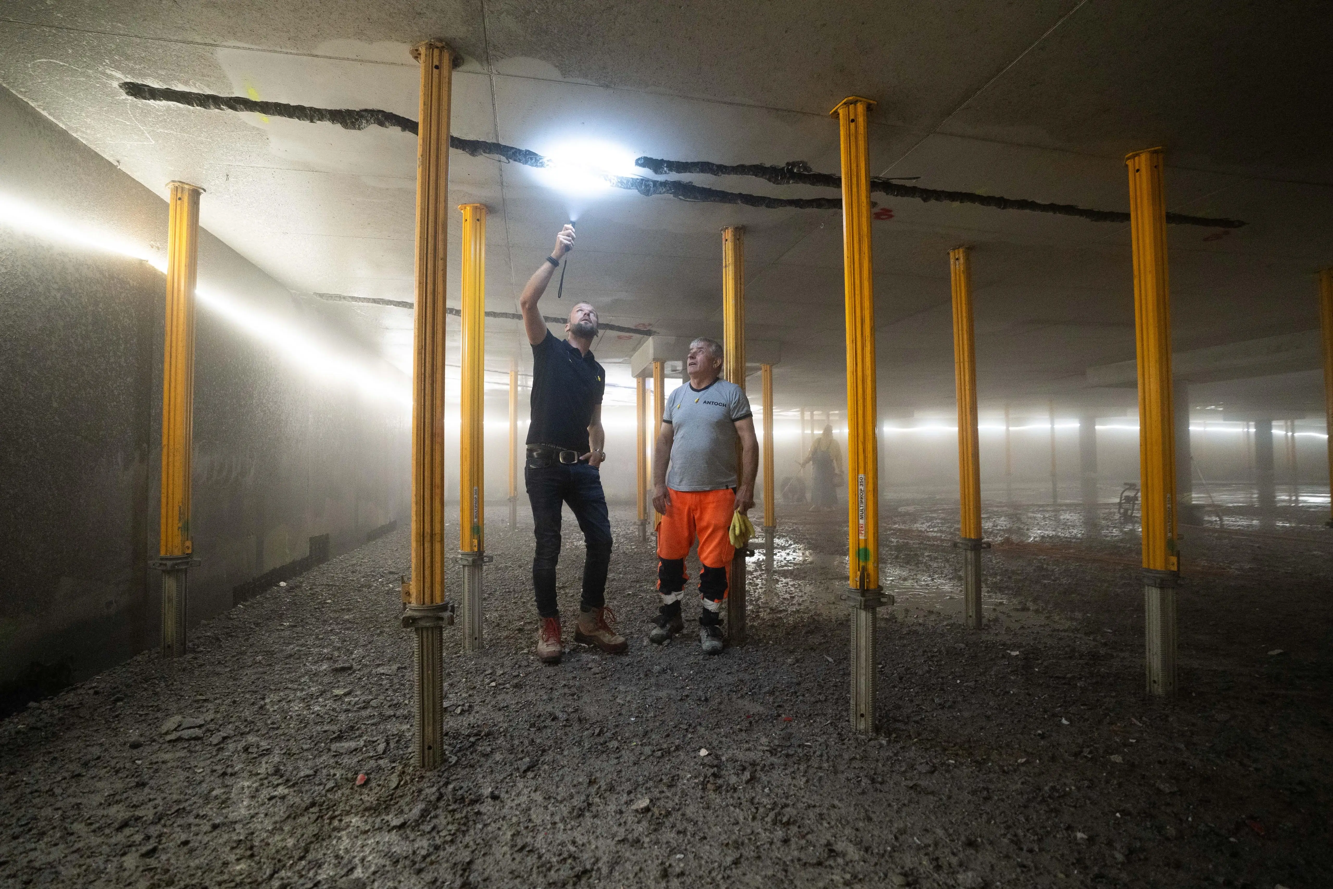 Zwei Handwerker bei der Arbeit auf einer Baustelle an der Bergstraße